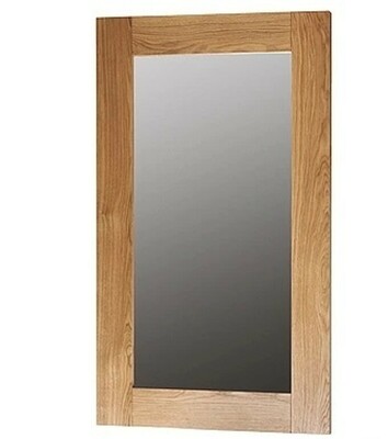 Prostokątne lustro w drewnianej ramie.