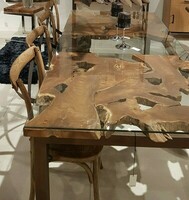 Nowoczesny stół z blatem tekowym.