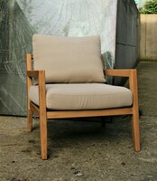 Fotel w stylu PRL, klasyczny drewniany fotel, wygodny fotel z litego drewna, 