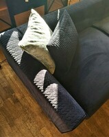 Granatowa, stylowa sofa narożna, granatowa kanapa w salonie, klasyczne wnętrze z granatową sofą