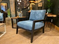 Fotel Karetta, czarna drewniana rama, wygodny fotel tapicerowany, niebieski fotel, fotel w sztruksie, fotel w błękitnej tkaninie, 