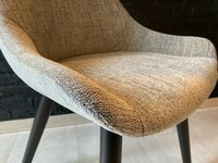 Krzesło Layla w kubełkowy kształcie, tkanina melanż w odcieniach szarości (3)