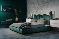 Welurowe łóżko Tiramisu   w kolorze butelkowej zieleni, w aranżacji 