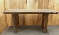 Stara wiekowa ławka drewniana.