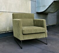 Fotel sztruksowy zielony.  Dzięki interesującemu designowi fotel będzie świetnym dodatkiem do każdego salonu, sypialni, zapewniając wygodne miejsce do siedzenia. Prezentowany na zdjęciu mebel jest wykonany w tkaninie poglądowej 