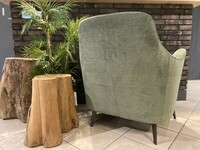 Klasyczny, wąski fotel Dione w eleganckiej zielonej tkaninie.