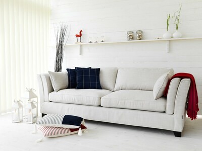 Sofa Fama Day, elegancka sofa w jasnej tkaninie, wygodna sofa w naturalnej tkaninie, sofa Fama Furninova, sofa z luźnymi poduszkami, 