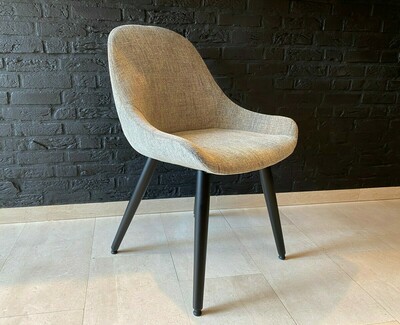 Szare krzesło w tkaninie Aquaclean, drewniane toczone nogi w kolorze czarnym, Mti Furninova