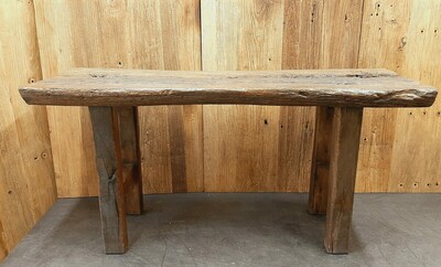 Stara wiekowa ławka drewniana.