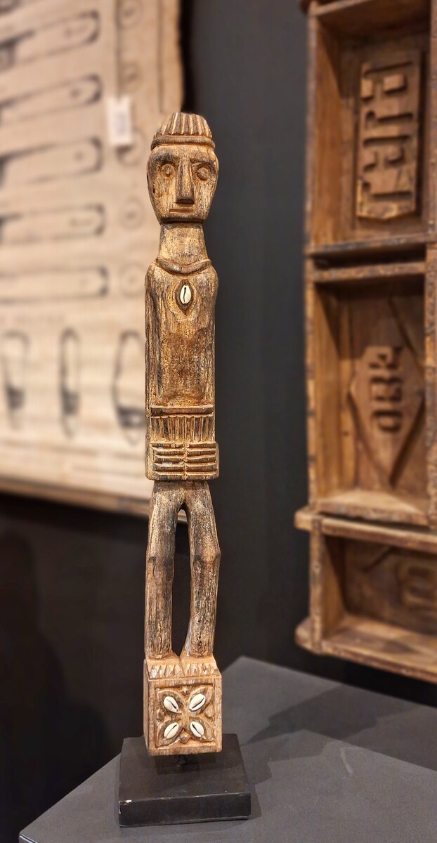 Figurka afrykańska, drewniany totem etniczny.