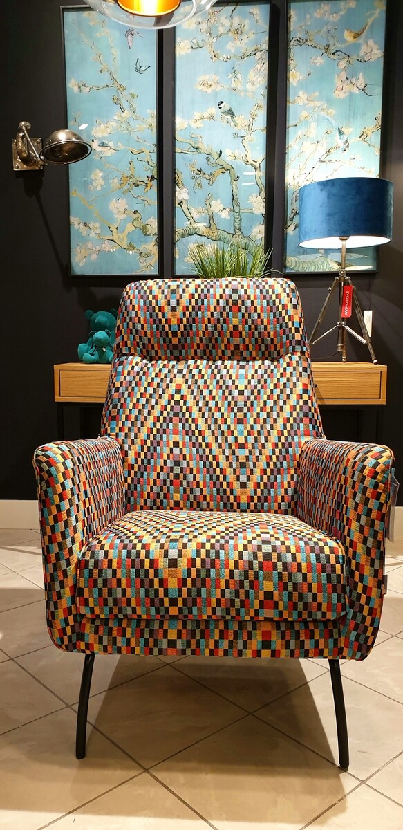 Kolorowy, nowoczesny fotel z wygodnym wysokim oparciem