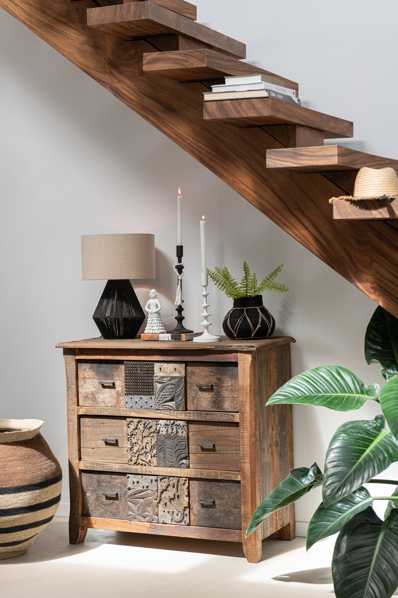 Drewniana komoda z dekoracyjnymi frontami.
Mebel o wyjątkowym patchworkowym wykończeniu.