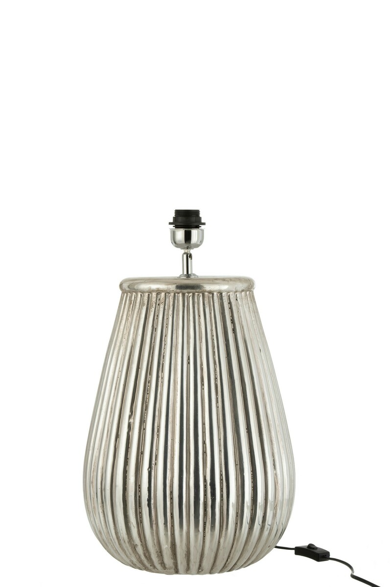 srebrna lampa o ryflowanej podstawie