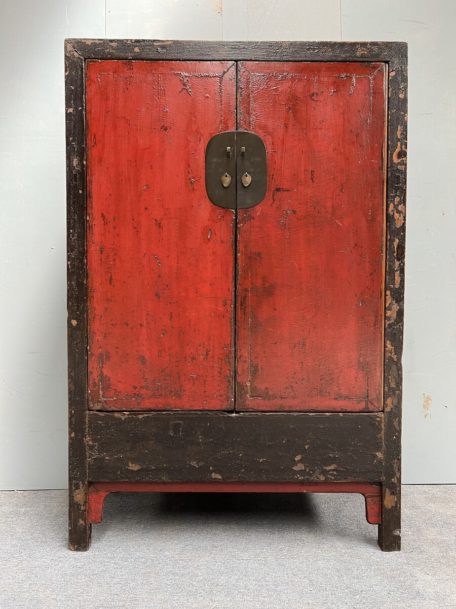 Egzotyczna szafa z dalekowschodnim urokiem dynastii Ming. Pojemna szafka z parą drzwiczek, posiadająca stylowe, metalowe, patynowane okucia. Krawędzie mebla wyeksponowane w klasycznym stylu chińskim innym kolorem.