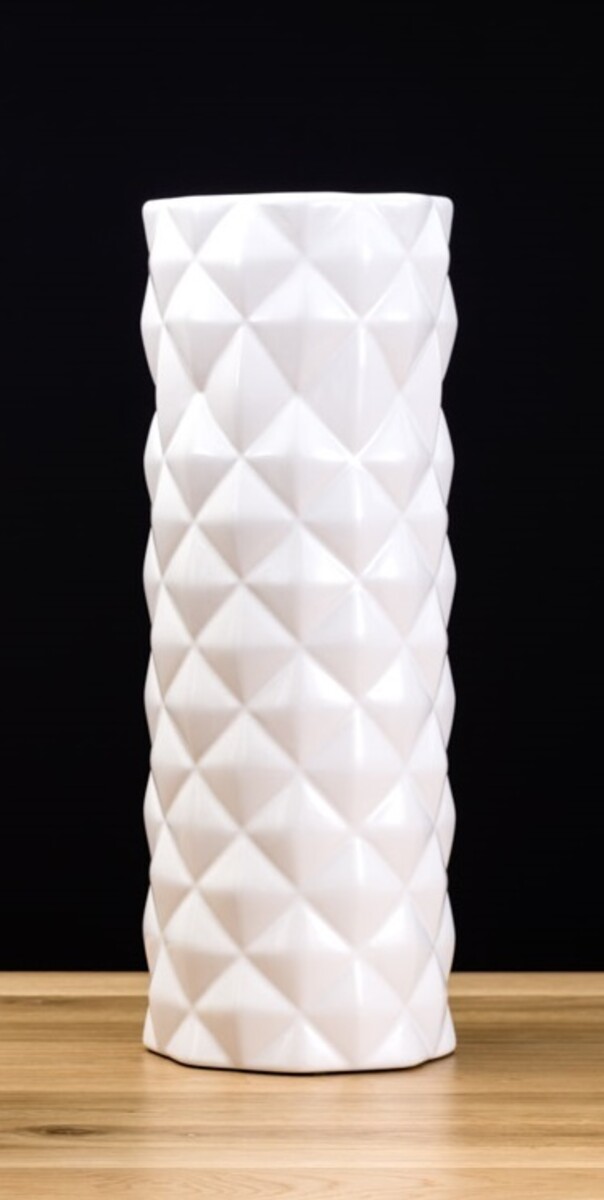 Wysoki biały wazon, ceramiczny wazon w geometryczne wzory, biała osłonka.