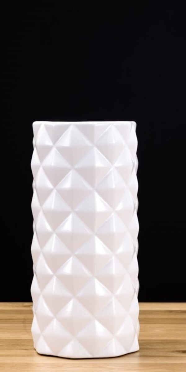 Niski biały wazon w geometryczne wzory, ceramiczny wazon.