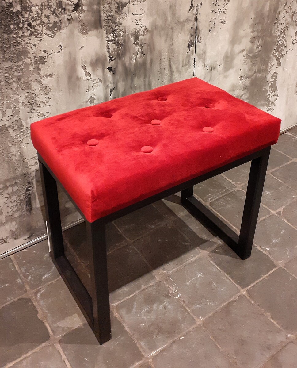 Czerwony puf z tapicerowanym siedziskiem, bordowy puf z pikowanym siedziskiem, meble Lublin