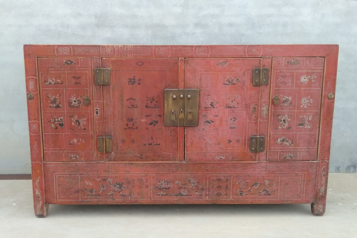 Czerwona komoda w klasycznym, chińskim stylu. Ta wyjątkowa komoda to połączenie dobrego designu i funkcjonalności. 