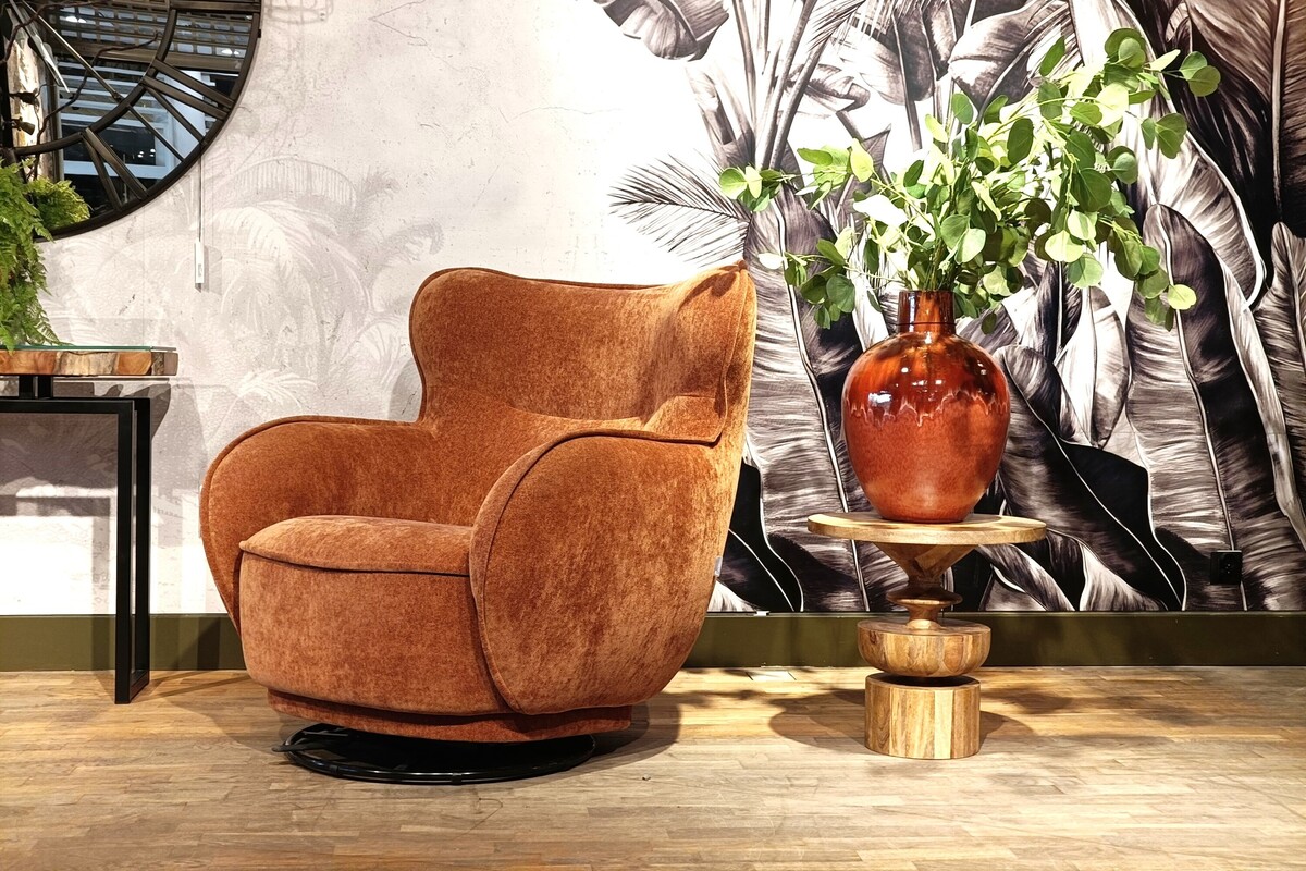 Fotel Sonora, Inne Meble Katowice, fotel obrotowy, tapicerowany fotel w szenilowej tkaninie, brązowy wazon ceramiczny, drewniany stolik pomocniczy