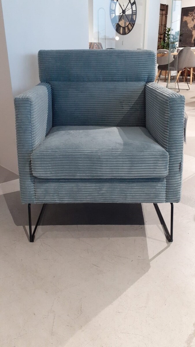 Niski fotel w sztruksowej tkaninie, fotel na metalowych nogach, ciekawy fotel do sypialni, salon wnętrz Lublin