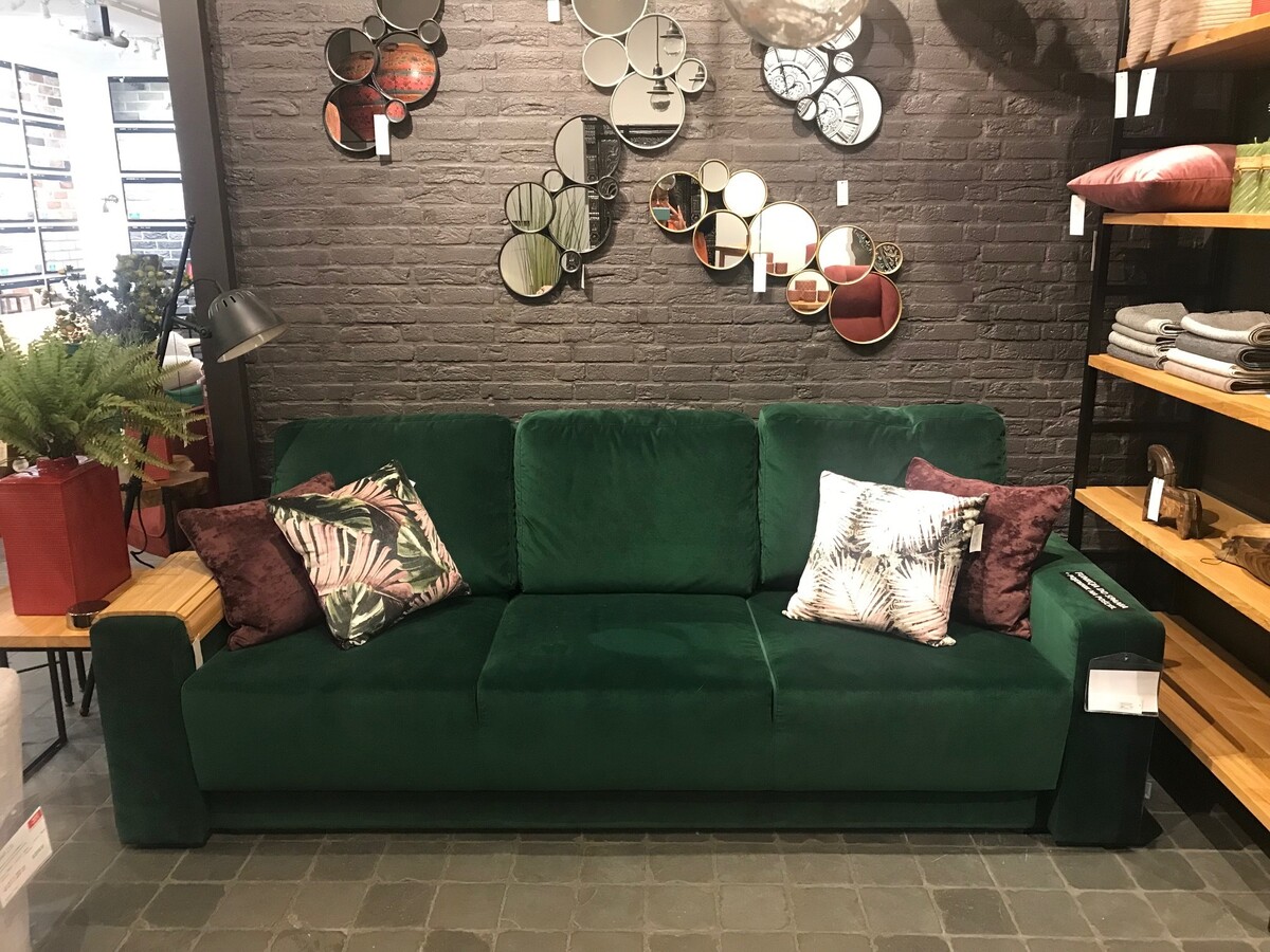 Kanapa trzyosobowa z funkcją spania, pojemnik na pościel, zielona rozkładana sofa do spania, salon z wyposażeniem wnętrz Katowice