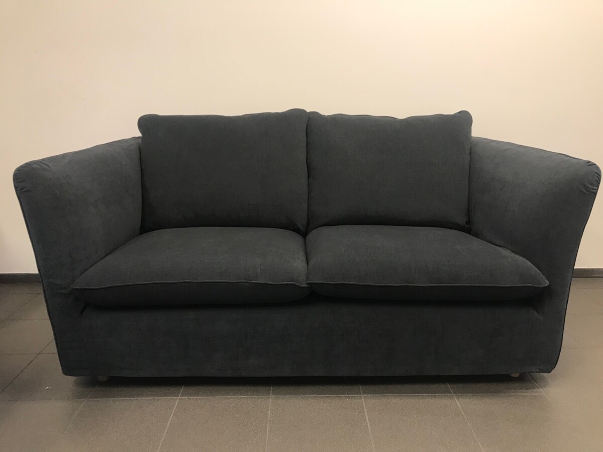 Szara sofa w aksamitnej tkaninie, mała kanapa, dwuosobowa sofa do salonu, salon meblowy Lublin