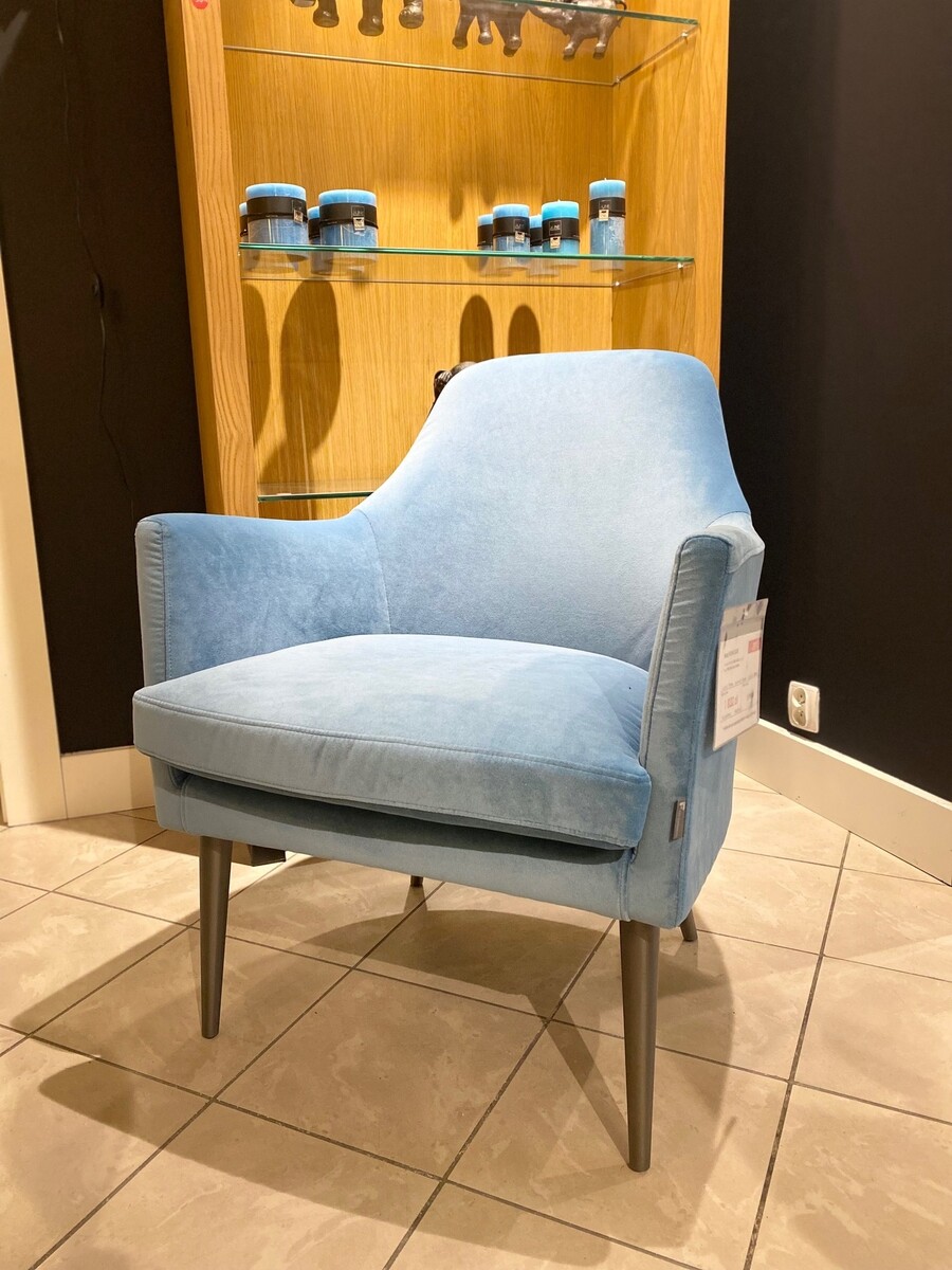 Mały, wygodny fotel FIONA idealny dodatek do wnętrza, fotel w błękitnej tkaninie Aquaclean,