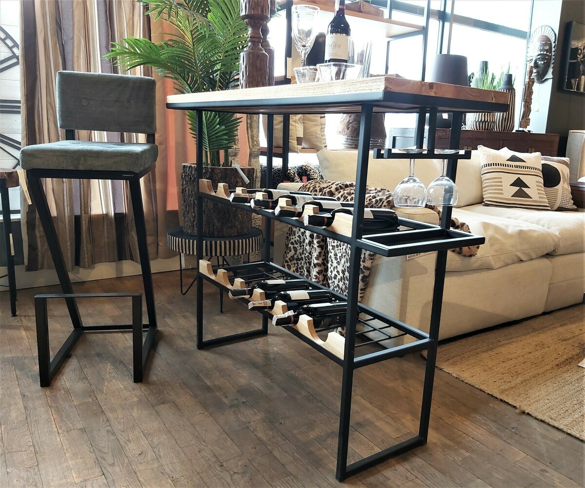 Konsola, barek na wino do salonu. Blat z egzotycznego drewna teak, dwie półki na butelki z frezowanym dębowym frontem, płozy o przekroju 20 x 20 mm w kolorze czarnym, pulverit