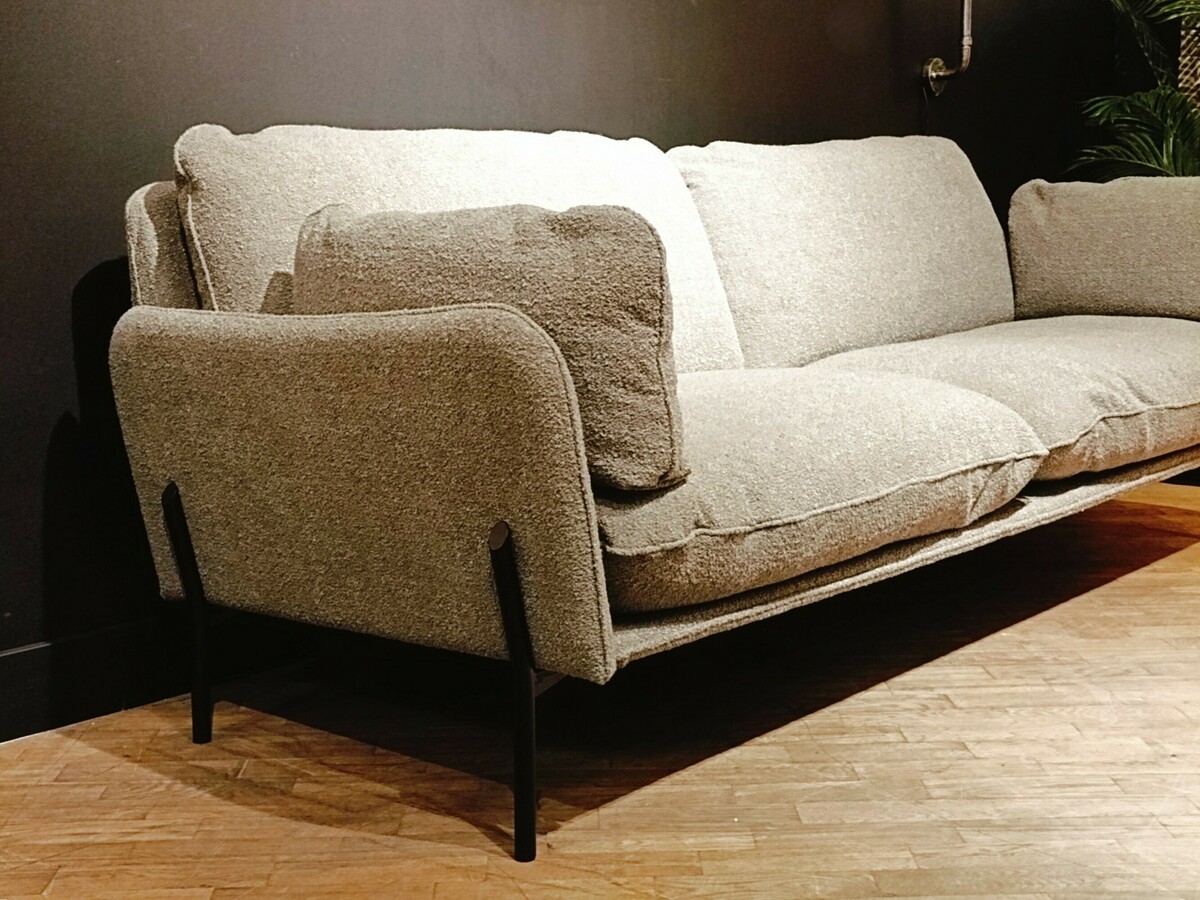 Nowoczesna sofa na wysokich metalowych nóżkach