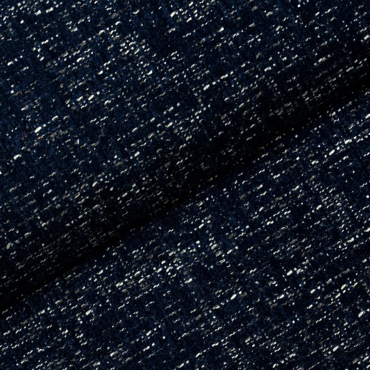 Niejednolita granatowa tkanina Luna 10 Fargotex stanowi świetny wybór na wszystkie meble tapicerowane.