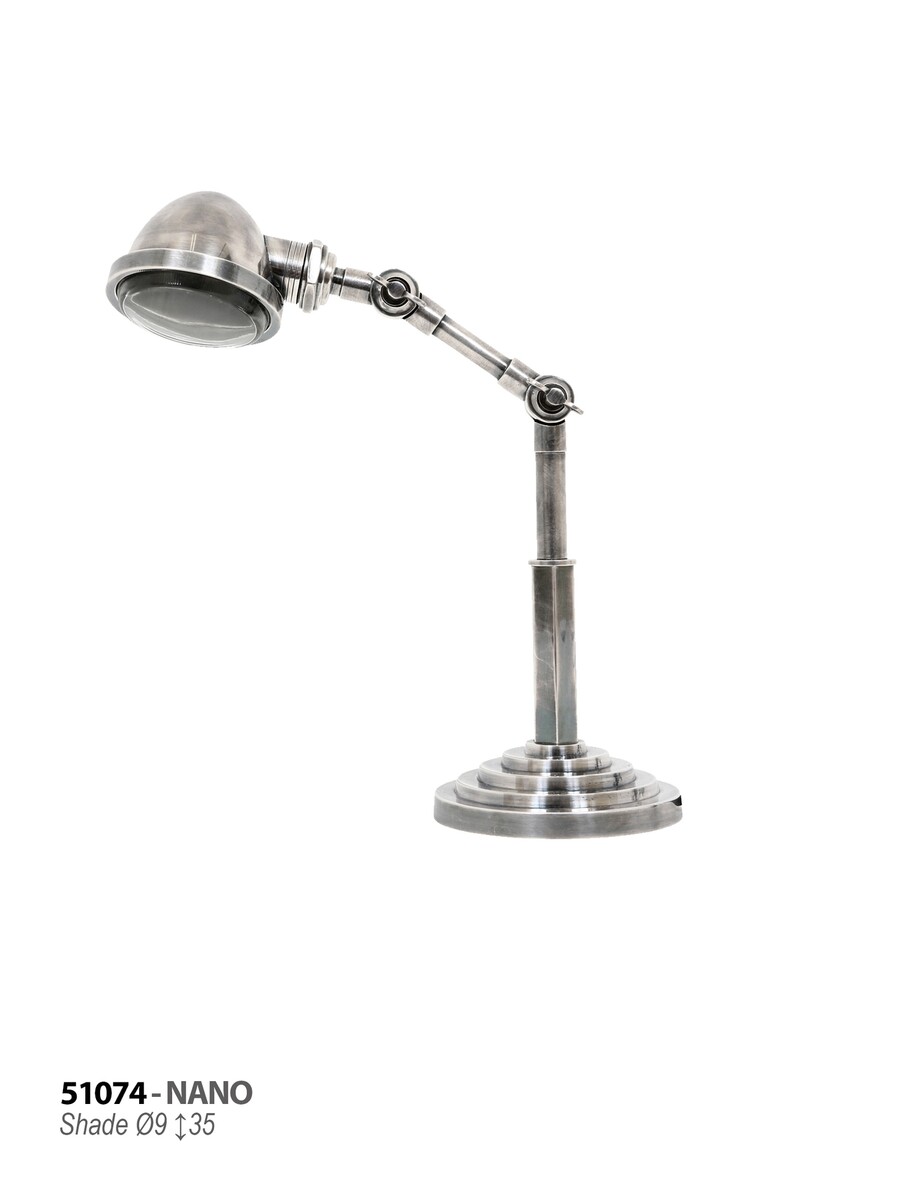 Ciekawa, nieduża lampa biurkowa. Lampa industrialna w kolorze srebra.