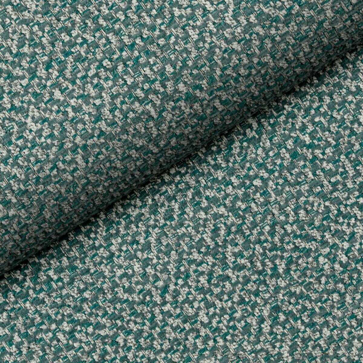Unikatowa tkanina Nebbia 04 Fargotex. Intrygujący niebieski kolor z beżowymi akcentami idealnie sprawdzi się wszystkich meblach tapicerowanych.