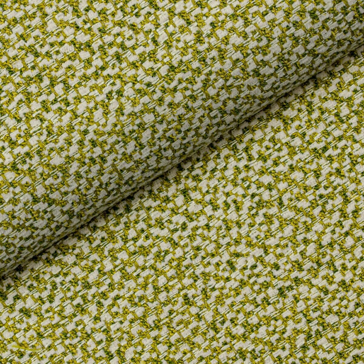 Wyjątkowa tkanina Nebbia 10 Fargotex w kolorze żółtym z elementami zieleni. Jej niespotykana barwa stanowi cechę charakterystyczną tej tkaniny.