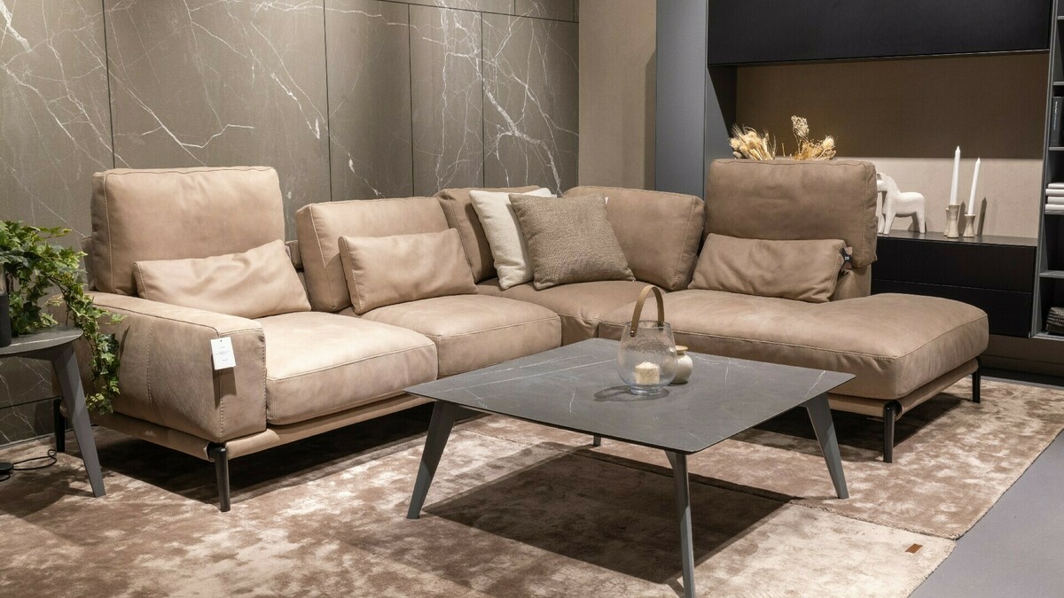 Bardzo wygodna sofa skórzana, narożnik z naturalnej skóry idealny do nowoczesnego domu, sofa z zagłówkami doskonale się sprawdzi jako kanapa telewizyjna, sofa June firmy MTI Furninova wykonana w skórze Grizzly