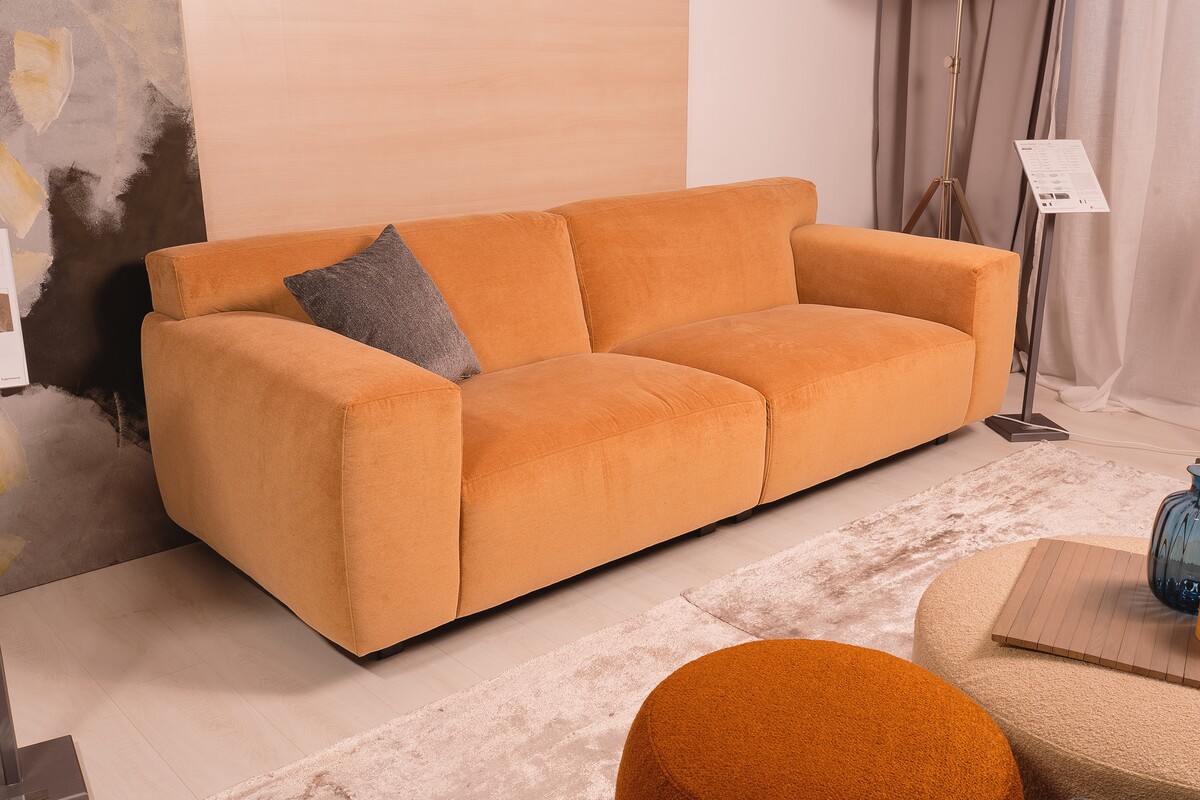 Ruda sofa w salonie, Vesta Mti Furninova