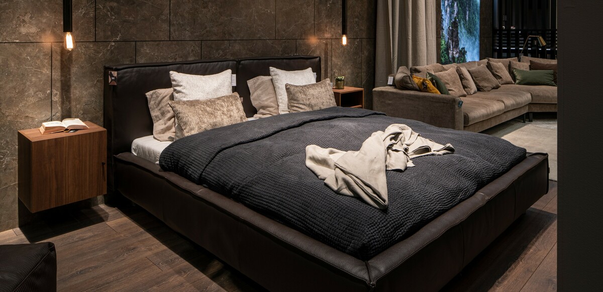 Łóżko Vesta Bed w ciemnobrązowej skórze z przeszyciem F-SPECIAL