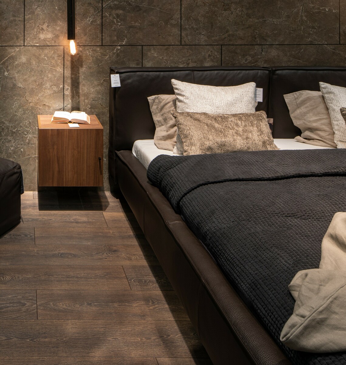 Łóżko Vesta Bed  w ciemnobrązowej skórze z przeszyciem F-SPECIAL