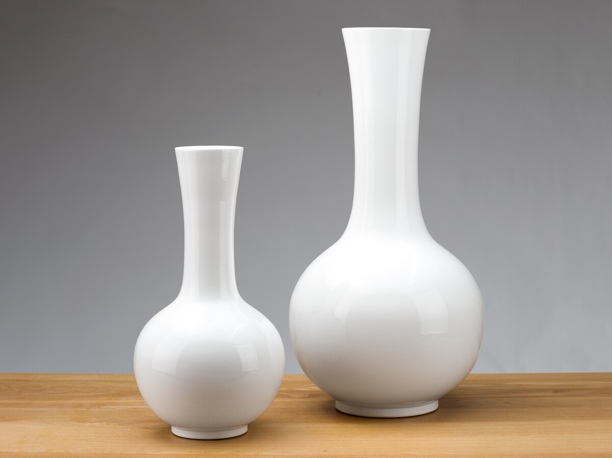 Wazon biały ceramiczny, wysoki klasyczny wazon z pękatą podstawą.