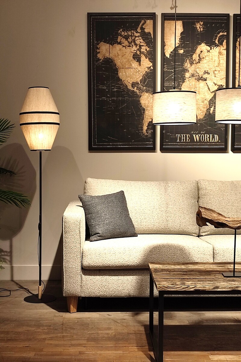 Minimalistyczna beżowa sofa Mti Furninova, sofa tapicerowana, lampa w stylu japandi, abażury materiałowe