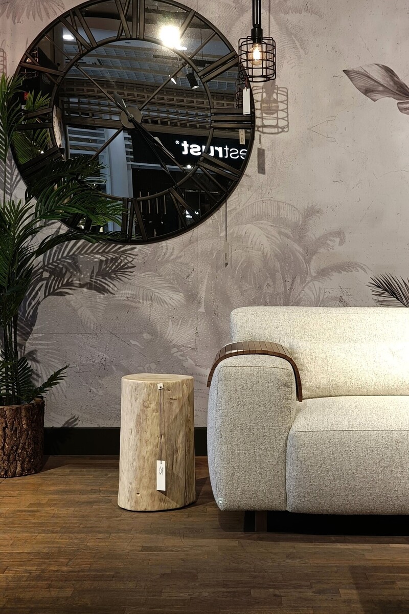 Vesta Fold Inne Meble Katowice, dekoracyjny pieniek drewniany, duży zegar lustro, jasna sofa na tle szarej ściany