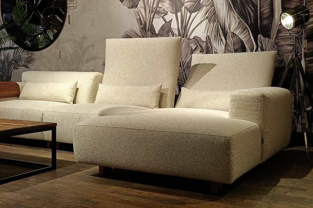 Beżowy sofa z szerokimi podłokietnikami, meble modułowe Katowice, tapeta z papugą