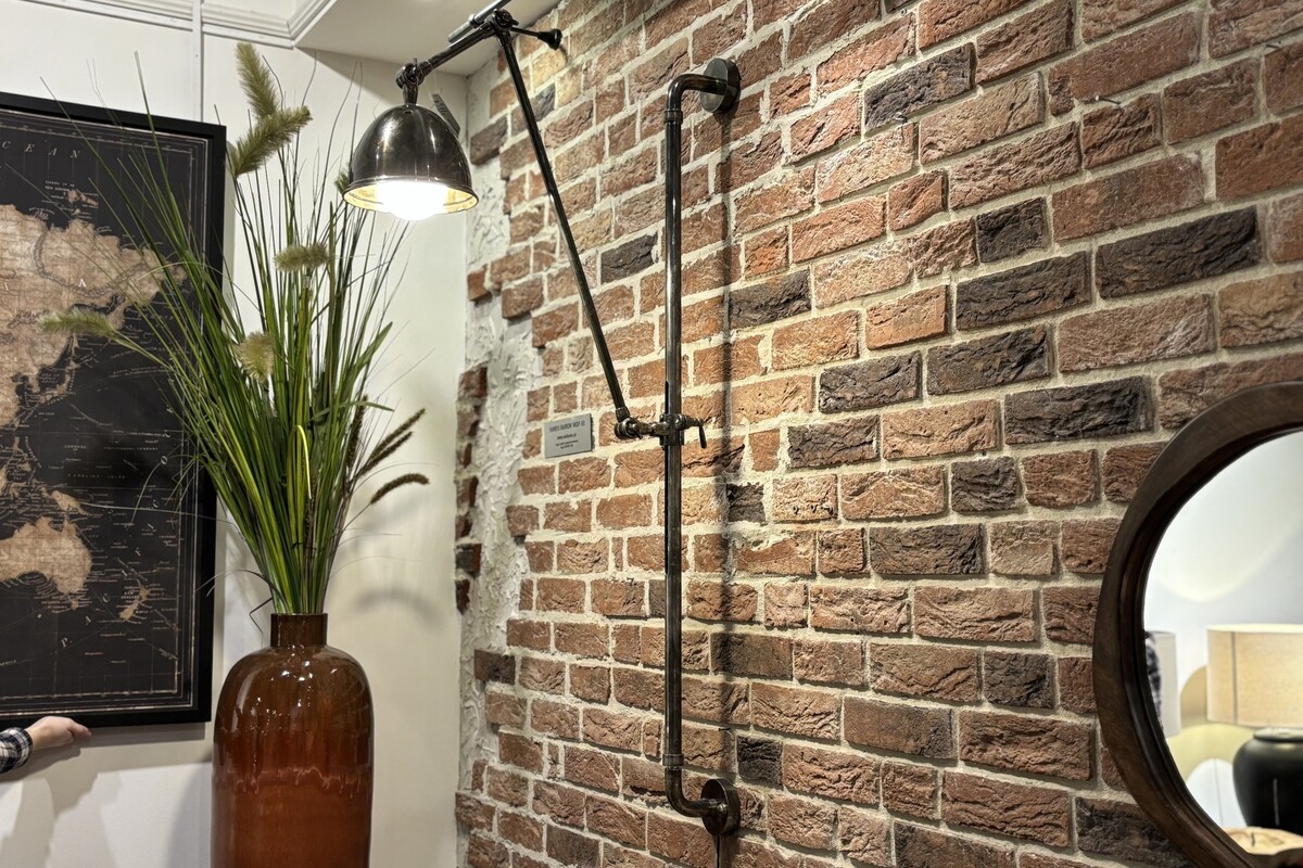 Duży srebrny kinkiet na regulowanym ramieniu. Lampa ścienna z kablem i wyłącznikiem