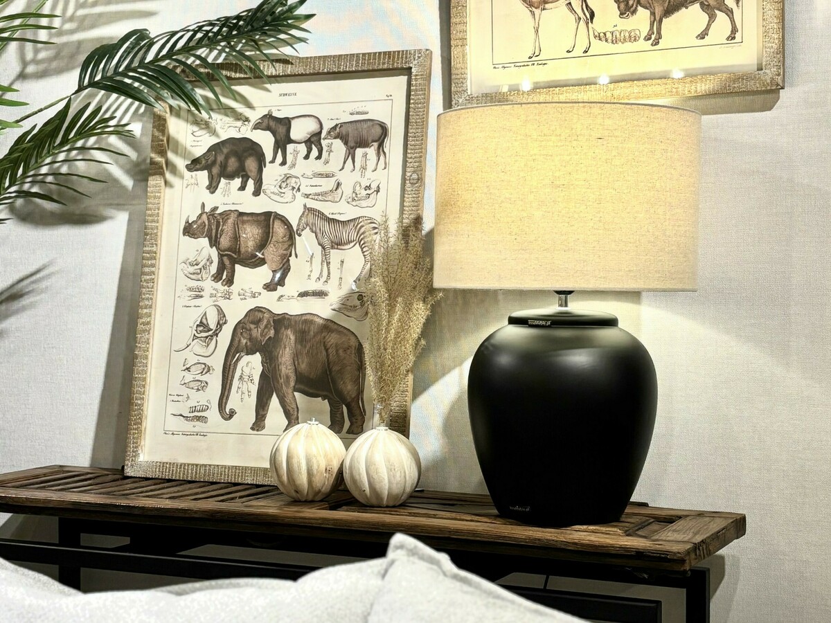 Czarna ceramiczna lampa. Lampa czarna szklana z beżowym abażurem. Salon w stylu jungle. Obrazki z afrykańskimi zwierzętami. Tapeta strukturalna len z bawełną. Salon w stylu jungle.