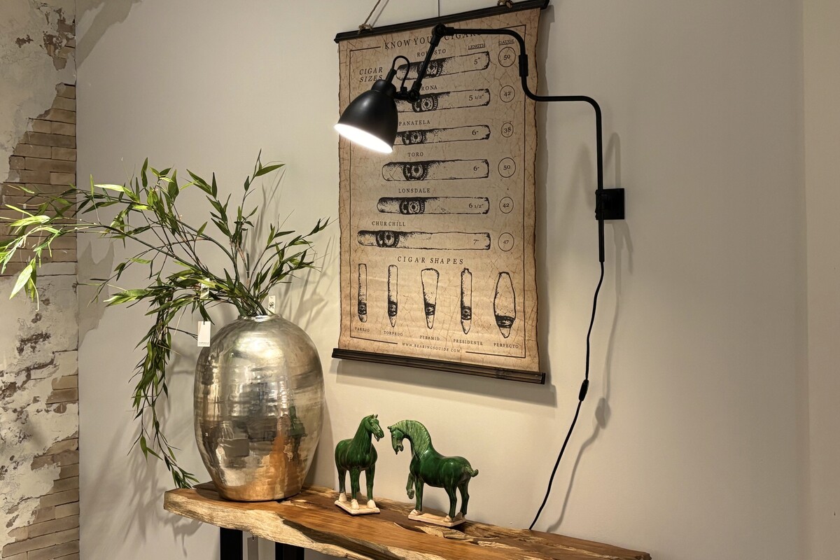 Lampa ścienna w wyłącznikiem i kablem