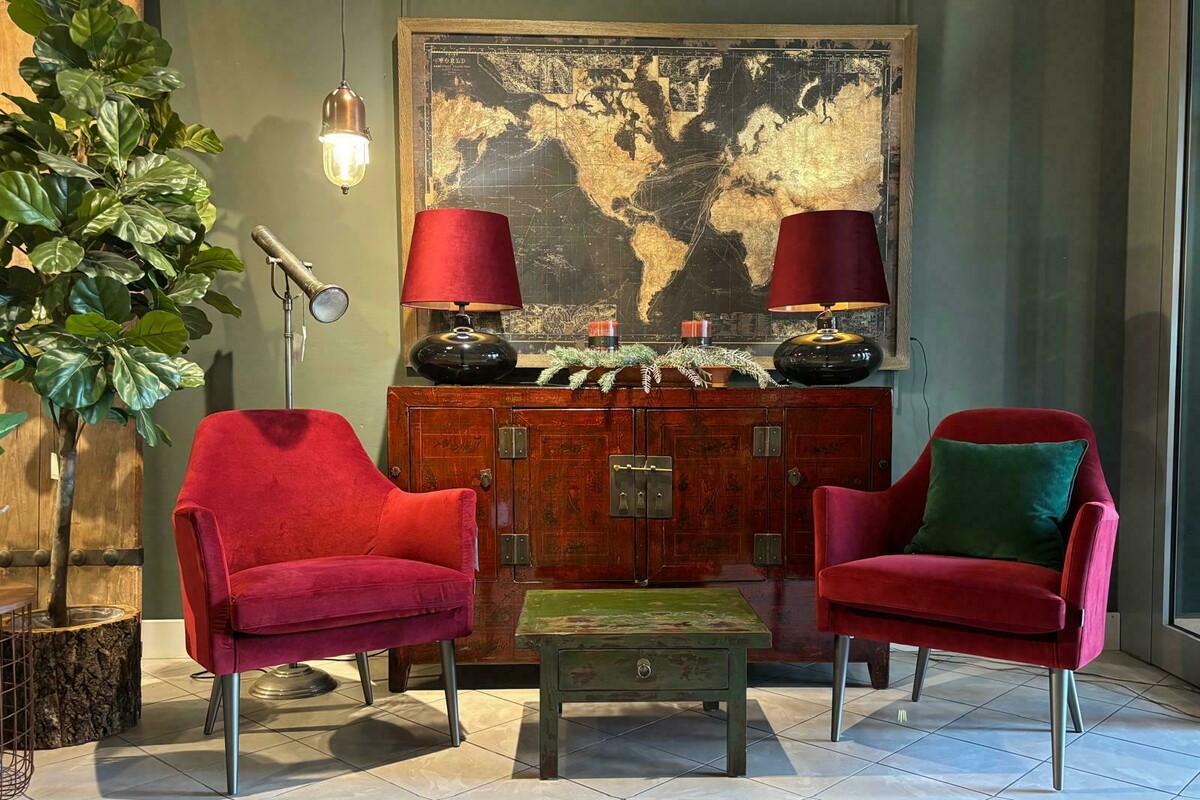 Podświetlana mapa na płótnie w drewnianej ramie. 