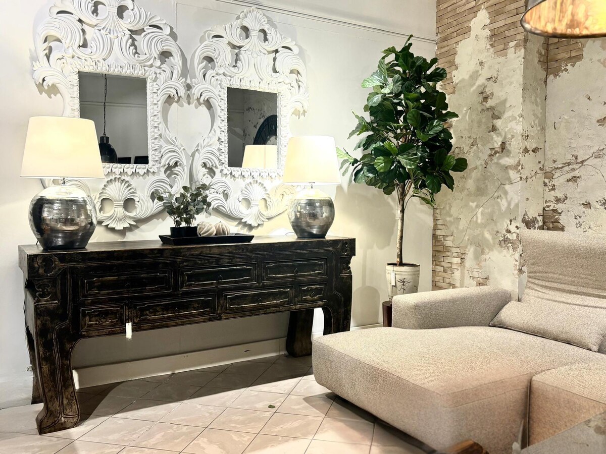 Piękna duża oryginalna komoda na lwich łapach. Komoda w kolorze przecieranego brązu. Komoda z ciekawym zdobieniem.