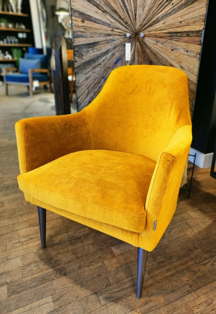 Nowoczesny fotel Fiona, żółte obicie, miękki fotel do salonu. Sklep z wyposażeniem wnętrz Inne Meble

