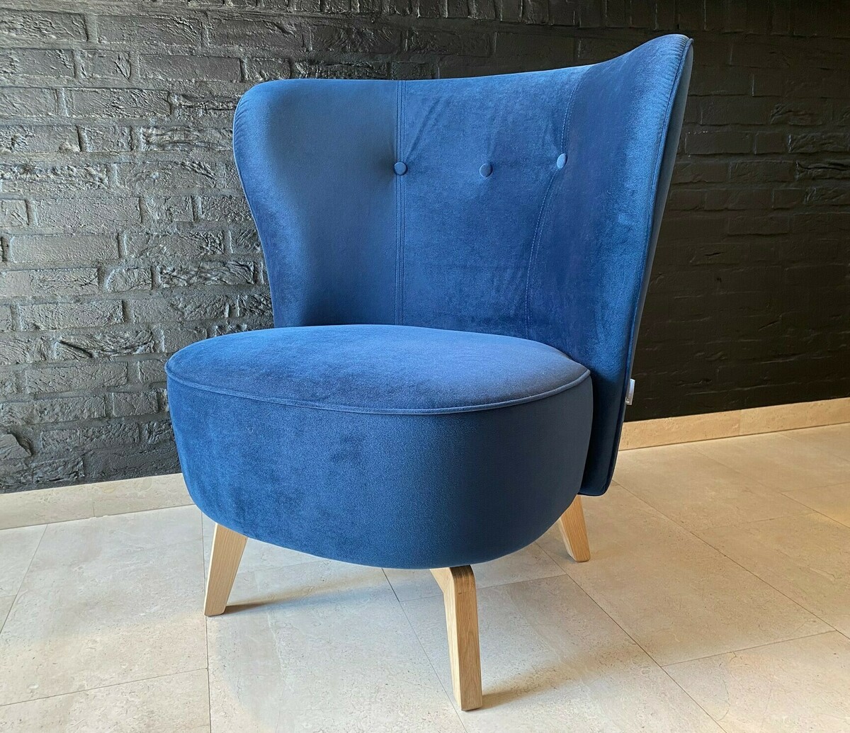 Ciemno niebieski welurowy fotel Carmen z funkcją obracania