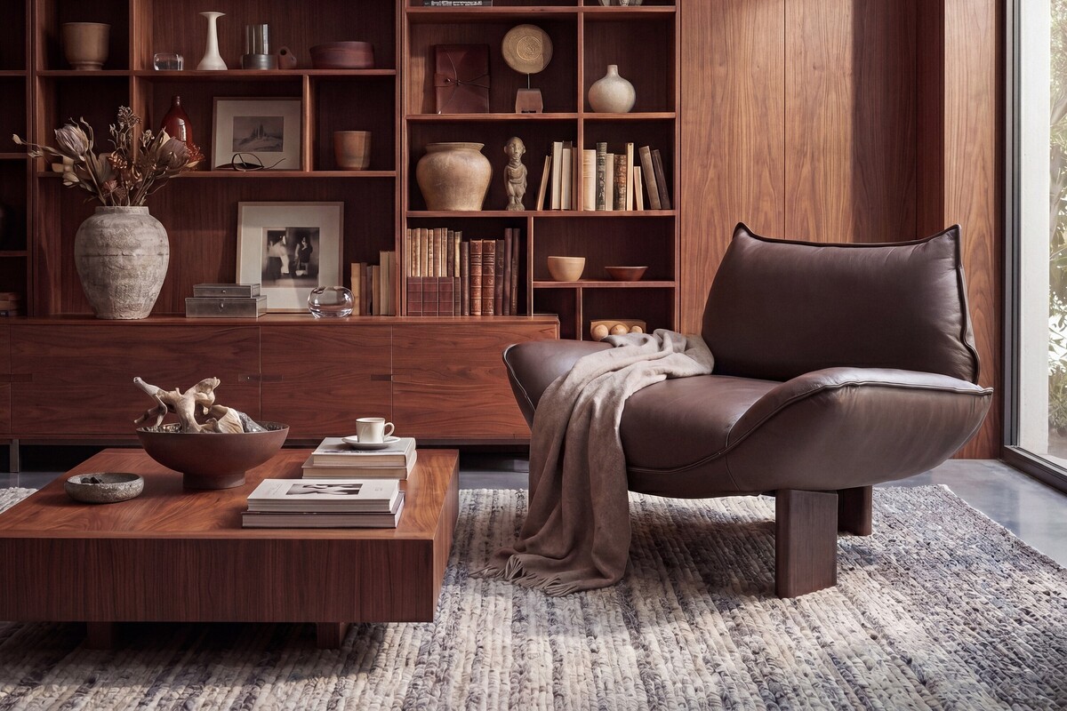 Drewniane półki, drewniana ściana, brązowy fotel ze skóry, elegancki salon, inspiracje do salonu
