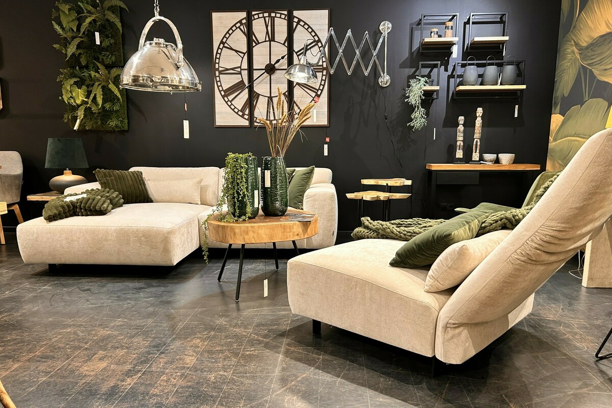 Sofa Vesta Fold Mti Furninova. Fotel z rozkładanym oparciem. Dębowe półki na czarnej ścianie. Duże, zielone ceramiczne wazony